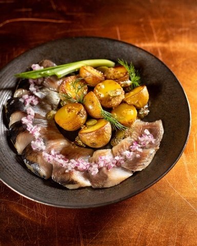 Спинка сельди с картофельным салатом и маринованным красным луком